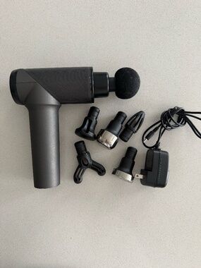 LIKE NEW Massage Gun w/ 6 Attachments & 3 Speed Settings w/charger & Travel Case